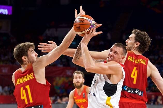 Basketball Istanbul 12.09.2017 Eurobasket 2017 Europameisterschaft der Herren Viertelfinale Deutschland (GER) - Spanien (ESP) Daniel Theis (Deutschland, No.10) Joan SASTRE (Spanien, No.15) Pau GASOL (Spanien, No.04) Willy HERNANGOMEZ (Spanien, No.14)