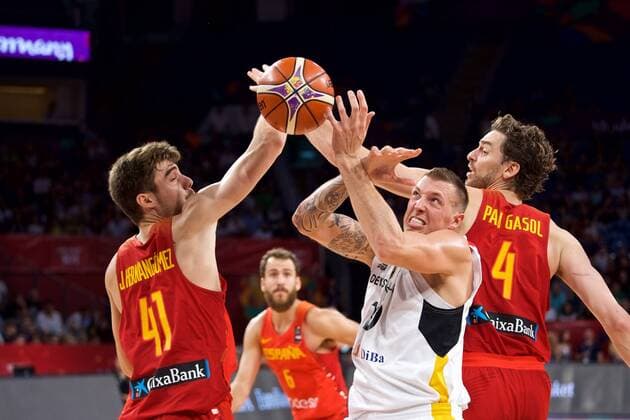 Basketball Istanbul 12.09.2017 Eurobasket 2017 Europameisterschaft der Herren Viertelfinale Deutschland (GER) - Spanien (ESP) Daniel Theis (Deutschland, No.10) Joan SASTRE (Spanien, No.15) Pau GASOL (Spanien, No.04) Willy HERNANGOMEZ (Spanien, No.14)