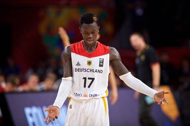 Basketball Istanbul 12.09.2017 Eurobasket 2017 Europameisterschaft der Herren Viertelfinale Deutschland (GER) - Spanien (ESP) Dennis Schröder Schroeder (Deutschland, No.17) Schröder niedergeschlagen