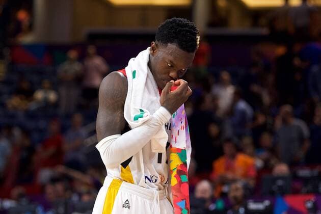 Basketball Istanbul 12.09.2017 Eurobasket 2017 Europameisterschaft der Herren Viertelfinale Deutschland (GER) - Spanien (ESP) Dennis Schröder Schroeder (Deutschland, No.17) Schröder verlässt das Spielfeld nach der Niederlage