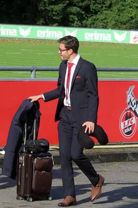1.FC Köln Euroleague Abfahrt zum Spiel bei Arsenal London Jonas Hector mit Nacken-Kissen 13.09.2017