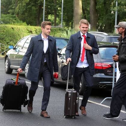 1.FC Köln Euroleague Abfahrt zum Spiel bei Arsenal London von links: Lukas Klünter, Jannes Horn 13.09.2017