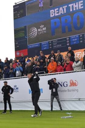 14-09-2017 GOLF:KLM OPEN:SPIJK KLM Open 2017 eerste dag, Beat the Pro, Dirk Kuyt slaat af en Joost Luiten kijkt toe Foto: Henk Seppen xVIxVIxImagesx xSoenarxChamidxsportfotografiexIVx 8743005