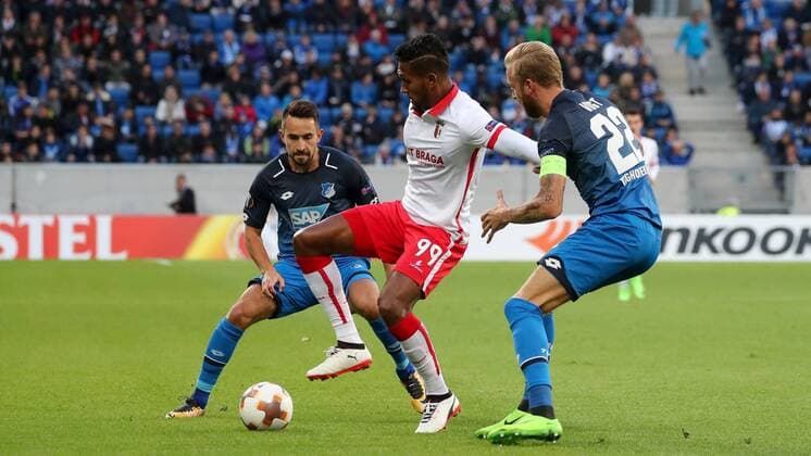 v.li.: Lukas Rupp (Hoffenheim, 7), Dyego Sousa (Braga, 99), Kevin Vogt (Hoffenheim, 22), Zweikampf, Duell, duel, tackle, tackling, Dynamik, Action, Aktion, Fussball, UEFA Europa League, TSG 1899 Hoffenheim - SC Braga,