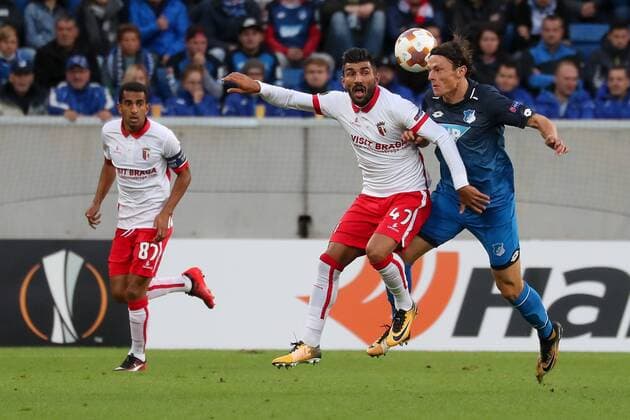 v.li.: Marcelo Goiano (Braga, 87), Ricardo Esgaio (Braga, 47), Nico Schulz (Hoffenheim, 16), Kopfball, header, Zweikampf in der Luft, Aktion, Action, Fussball, UEFA Europa League, TSG 1899 Hoffenheim - SC Braga,