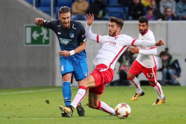 v.li.: Ermin Bicakcic (Hoffenheim, 4), Joao Paulo Dias Fernandes (Paulinho, Braga, 20), Zweikampf, Duell, duel, tackle, tackling, Dynamik, Action, Aktion, Fussball, UEFA Europa League, TSG 1899 Hoffenheim - SC Braga,