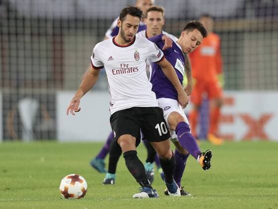SOCCER - EL, Austria vs Milano VIENNA,AUSTRIA,14.SEP.17 - SOCCER - UEFA Europa League, group stage, FK Austria Wien VS AC Milano. Image showsHakan Calhanoglu (AC Milan) and Dominik Prokop (A.Wien). GEPAxpictures xChristianxOrt