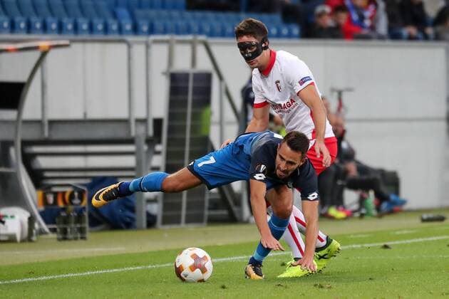 v.li.: Lukas Rupp (Hoffenheim, 7), Nikola Vukcevic (Braga, 35), Zweikampf, Duell, duel, tackle, tackling, Dynamik, Action, Aktion, Fussball, UEFA Europa League, TSG 1899 Hoffenheim - SC Braga,