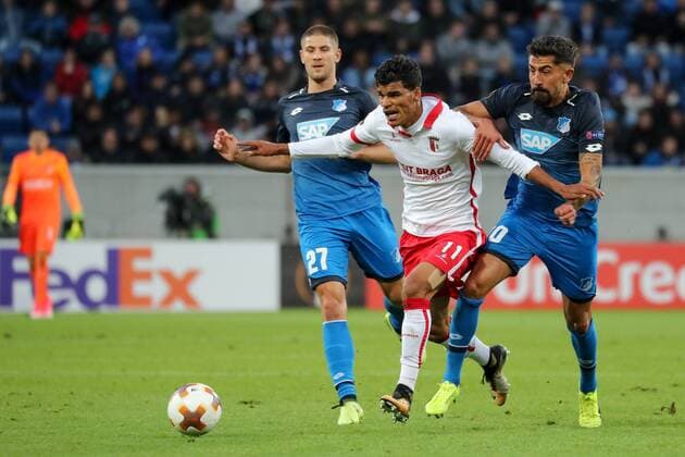 v.li.: Andrej Kramaric (Hoffenheim, 27), Danilo Barbosa da Silva (Braga, 11), Kerem Demirbay (Hoffenheim, 10), Zweikampf, Duell, duel, tackle, tackling, Dynamik, Action, Aktion, Fussball, UEFA Europa League, TSG 1899 Hoffenheim - SC Braga,
