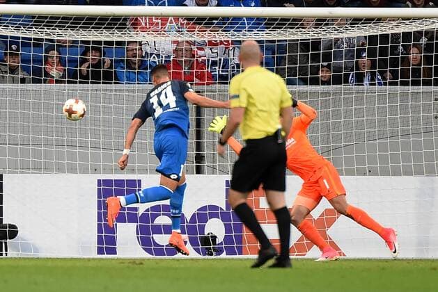 Fußball, EL, TSG 1899 Hoffenheim - Sporting Braga Sandro Wagner (TSG 1899 Hoffenheim) erzielt das 1:0, Torwart Matheus Lima Magalhaes (Sporting Braga). Deutschland, Sinsheim: Fussball, UEFA Europa League, Matchday 1: TSG 1899 Hoffenheim vs Sporting Braga am 14.09.2017, Rhein-Neckar-Arena.