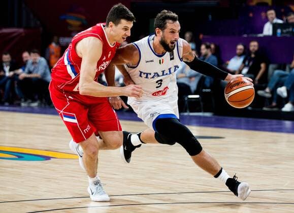 13.09.2017, Sinan Erdem Dome, Istanbul, TUR, FIBA EuroBasket 2017, Italien vs Serbien, Viertelfinale, im Bild Dragan Milosavljevic of Serbia vs Marco Belinelli of Italy during the EuroBasket 2017 quaterfinal match between Italy and Serbia at the Sinan Erdem Dome in Istanbul, Turkey on 2017 09 13. Istanbul