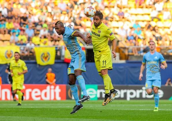 Twumasi y Jaume Costa durante el partido de UEFA Europa League entre el Villarreal CF y el FC Astana en el Estadio de La Ceramica  xCarlaxCortesx xVillarrealxCFx-xFCxAstanax