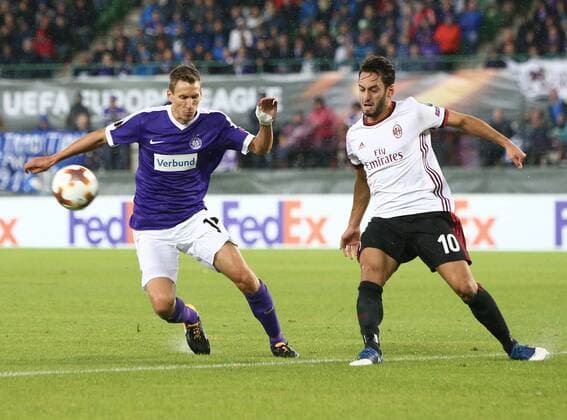 SOCCER - EL, Austria vs Milano VIENNA,AUSTRIA,14.SEP.17 - SOCCER - UEFA Europa League, group stage, FK Austria Wien VS AC Milano. Image shows Florian Klein (A.Wien) and Hakan Calhanoglu (AC Milan). GEPAxpictures xChristianxOrt