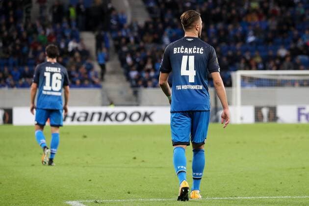 v.li.: Nico Schulz (Hoffenheim, 16), Ermin Bicakcic (Hoffenheim, 4), enttäuscht schauend, Enttäuschung, Frustration, disappointed, pessimistisch, Fussball, UEFA Europa League, TSG 1899 Hoffenheim - SC Braga,