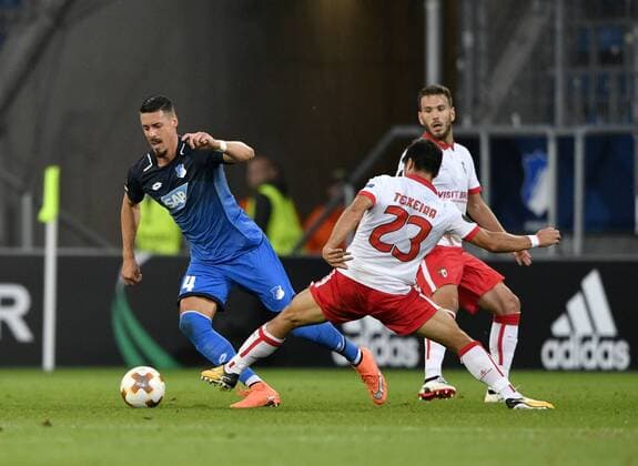 Zweikampf, Aktion Sandro Wagner TSG 1899 Hoffenheim gegen Joao Carlos Teixeira Sporting Braga TSG 1899 Hoffenheim vs Sporting SC Braga Europa League 14.09.2017 TSG 1899 Hoffenheim vs Sporting SC Braga