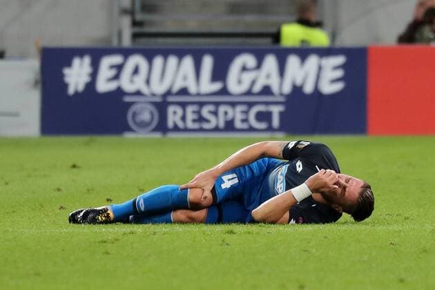 Bilder des Tages - SPORT Fußball, EL, TSG 1899 Hoffenheim - Sporting Braga Ermin Bicakcic (Hoffenheim, 4) fasst sich ans rechte Knie, mit Schmerzen nach einem Foul, racked with pain, Fussball, UEFA Europa League, TSG 1899 Hoffenheim - SC Braga,