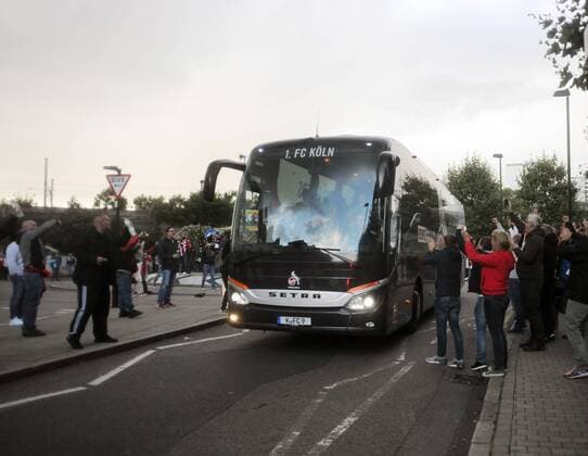Football - 2017 2018 Europa League - Group H: Arsenal vs. FC Koln The Koln team bus arrives at the stadium, as the game is delayed by one hour at The Emirates. COLORSPORT ANDREW COWIE 