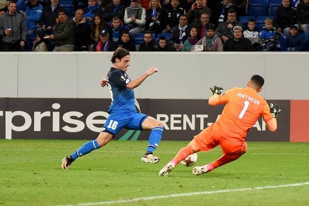Nico Schulz (TSG 1899 Hoffenheim), Torwart Matheus Lima Magalhaes (Sporting Braga). Deutschland, Sinsheim: Fussball, UEFA Europa League, Matchday 1: TSG 1899 Hoffenheim vs Sporting Braga am 14.09.2017, Rhein-Neckar-Arena.