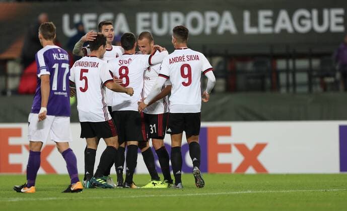 SOCCER - EL, Austria vs Milano VIENNA,AUSTRIA,14.SEP.17 - SOCCER - UEFA Europa League, group stage, FK Austria Wien VS AC Milano. Image shows Florian Klein (A.Wien) and the rejoicing of AC Milan. GEPAxpictures xChristianxOrt