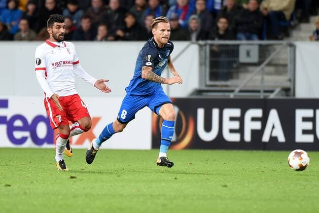 Fußball, EL, TSG 1899 Hoffenheim - Sporting Braga Ricardo Sousa Esgaio (Sporting Braga), Eugen Polanski (TSG 1899 Hoffenheim). Deutschland, Sinsheim: Fussball, UEFA Europa League, Matchday 1: TSG 1899 Hoffenheim vs Sporting Braga am 14.09.2017, Rhein-Neckar-Arena.