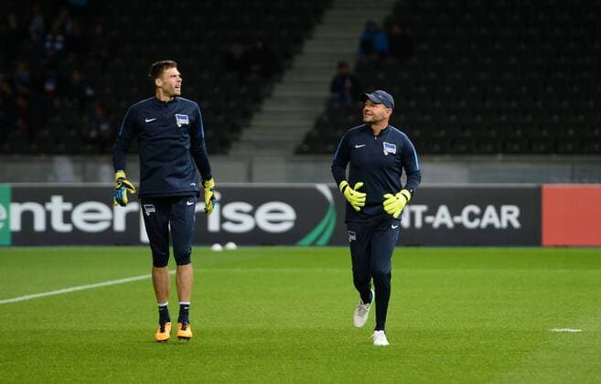 Fussball, Herren, Saison 2017 2018, UEFA Europa League (Gruppe J, 1. Spieltag), Hertha BSC - Athletic Bilbao, Torwart Rune Jarstein (Hertha BSC), Torwart-Trainer Zsolt Petry (Hertha BSC) bei der Erwärmung, Aufwärmen, 14.09.2017, Copyright: xMichaelxHundtx xMatthiasxKochx