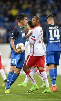 Fußball, EL, TSG 1899 Hoffenheim - Sporting Braga Raul Silva Sporting Braga und Benjamin Hübner TSG 1899 Hoffenheim geraten aneinander Stoß stoßen schubsen TSG 1899 Hoffenheim vs Sporting SC Braga Europa League 14.09.2017 TSG 1899 Hoffenheim vs Sporting SC Braga