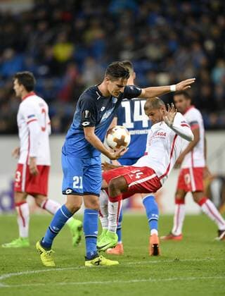 Themen der Woche - SPORT Bilder des Tages - SPORT Fußball, EL, TSG 1899 Hoffenheim - Sporting Braga Raul Silva Sporting Braga und Benjamin Hübner TSG 1899 Hoffenheim geraten aneinander Stoß stoßen schubsen TSG 1899 Hoffenheim vs Sporting SC Braga Europa League 14.09.2017 TSG 1899 Hoffenheim vs Sporting SC Braga