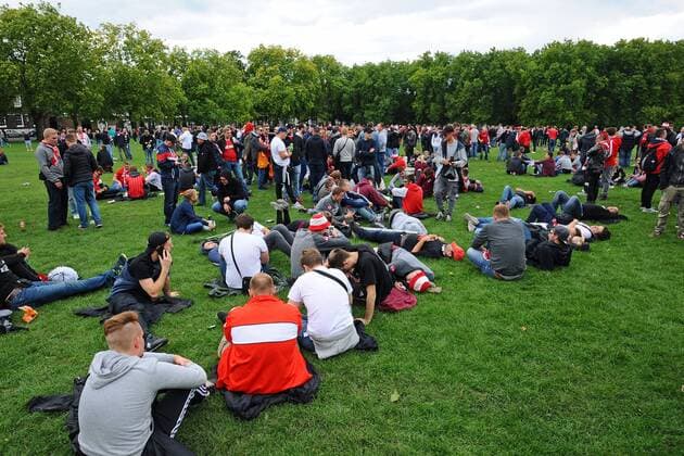 London, England 14.09.2017, UEFA Europa League - 2017 18 Season, 1st game day, FC Arsena - 1. FC Koeln, Fans versammeln sich im Park von Highbury & Islington ( DeFodi521