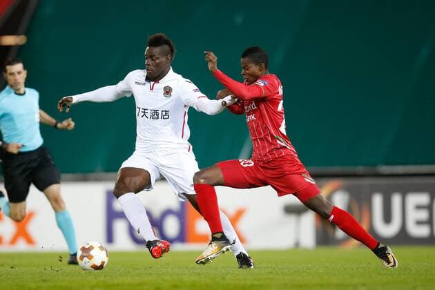 Nice Mario Balotelli and Essevee s Idrissa Doumbia fight for the ball during a soccer game between Belgian team SV Zulte Waregem and French club OGC Nice, Thursday 14 September 2017 in Waregem, the first match of the group stage (Group K) of the Europa League tournament. BRUNOxFAHY  x05164504x