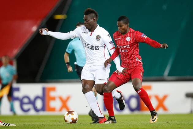 Nice Mario Balotelli and Essevee s Idrissa Doumbia fight for the ball during a soccer game between Belgian team SV Zulte Waregem and French club OGC Nice, Thursday 14 September 2017 in Waregem, the first match of the group stage (Group K) of the Europa League tournament. BRUNOxFAHY  x05164508x