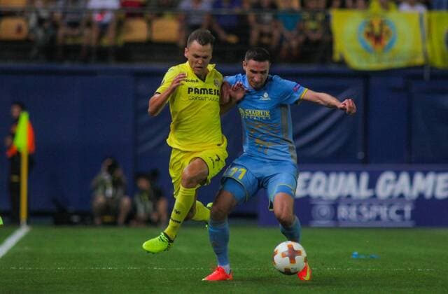 Cheryschev y Shomko durante el partido de UEFA Europa League entre el Villarreal CF y el FC Astana en el Estadio de La Ceramica  xCarlaxCortesx xVillarrealxCFx-xFCxAstanax