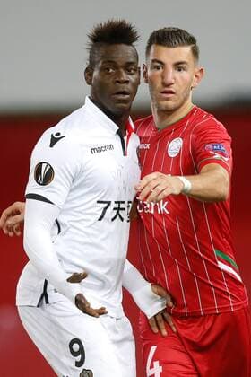 Nice Mario Balotelli and Essevee s Michael Heylen pictured during a soccer game between Belgian team SV Zulte Waregem and French club OGC Nice, Thursday 14 September 2017 in Waregem, the first match of the group stage (Group K) of the Europa League tournament. BRUNOxFAHY  x05164510x