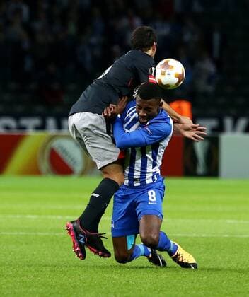 Mikel San Jose, Salomon Kalou Aktion Spielszene Zweikampf Fußball Fussball Europa League Euroleague Herren Saison 2017 2018 14.09.2017 Hertha BSC Berlin vs. Athletic Bilbao
