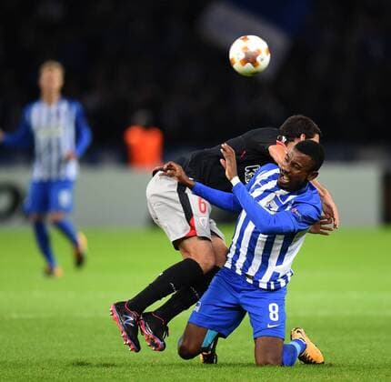 Fussball, Herren, Saison 2017 2018, UEFA Europa League (Gruppe J, 1. Spieltag), Hertha BSC - Athletic Bilbao, v. l. Mikel San Jose (Athletic Bilbao), Salomon Kalou (Hertha BSC), 14.09.2017, Copyright: xMichaelxHundtx xMatthiasxKochx