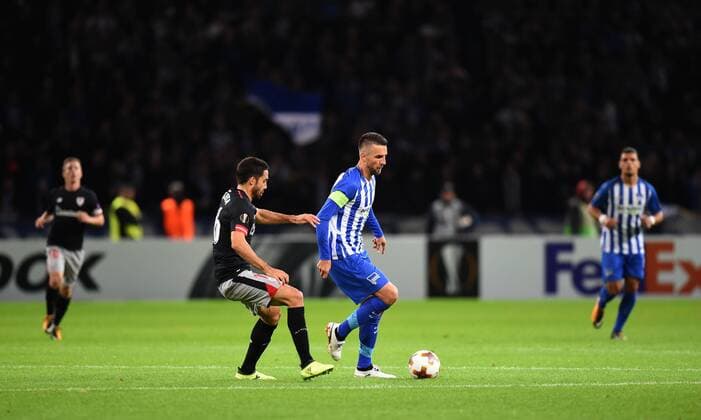Fussball, Herren, Saison 2017 2018, UEFA Europa League (Gruppe J, 1. Spieltag), Hertha BSC - Athletic Bilbao, v. l. Mikel San Jose (Athletic Bilbao), Vedad Ibisevic (Hertha BSC), 14.09.2017, Copyright: xMichaelxHundtx xMatthiasxKochx