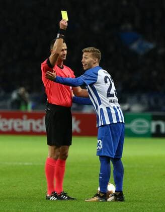 Schiedsrichter Ivan Kruzliak gelbe Karte Zeigend Mitchell Weiser Fußball Fussball Europa League Euroleague Herren Saison 2017 2018 14.09.2017 Hertha BSC Berlin vs. Athletic Bilbao