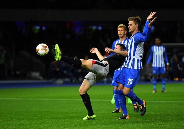 Fussball Berlin 14.09.2017 UEFA EUROLEAGUE GRUPPENPHASE Hertha BSC GER geg Athletic Bilbao ESP vlnr AYMERIC LAPORTE 4 Bilbao geg Sebastian LANGKAMP Hertha BSC 15