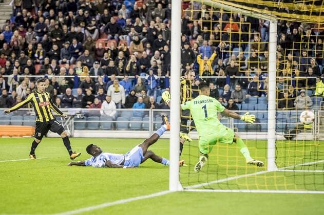 ARNHEM, Vitesse - Lazio Roma, 14-9-2017, voetbal, seizoen 2017-2018, Europa League, stadion de Gelredome, Vitesse speler Tim Matavz (M) scoort de 1-0, Lazio Roma keeper Thoma Strakosha (R) Vitesse - Lazio Roma  x1708843x