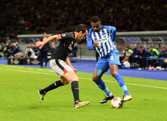 Fussball, Herren, Saison 2017 2018, UEFA Europa League (Gruppe J, 1. Spieltag), Hertha BSC - Athletic Bilbao, v. l. Inigo Lekue (Athletic Bilbao), Salomon Kalou (Hertha BSC), 14.09.2017, Copyright: xMichaelxHundtx xMatthiasxKochx