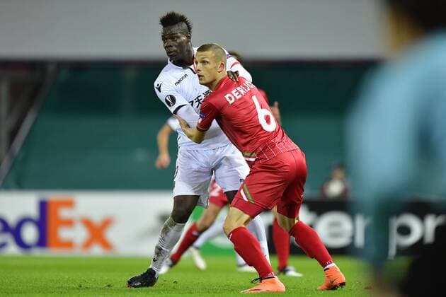 WAREGEM, BELGIUM - SEPTEMBER 14 : Mario Balotelli forward of OGC Nice is fighting for the ball with Timothy Derijck defender of SV Zulte Waregem during the UEFA Europa League, Group K stage match between SV Zulte Waregem and OGC Nice at the Regenboog stadium on September 14, 2017 in Waregem, Belgium, 14 09 2017 FOOTBALL : SV Zulte Waregem v OGC Nice : UEFA Europa League - 14 09 2017 PHOTONEWS PANORAMIC  775031117