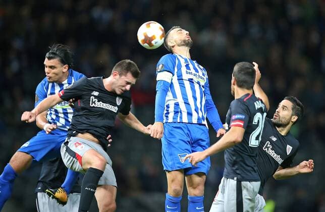 14.09.2017, Fussball UEFA Europa League 2017 2018, Gruppenphase, 1.Spieltag, Hertha BSC Berlin - Athletic Bilbao, im Olympiastadion Berlin. v.l. Karim Rekik (Hertha BSC Berlin) gegen Aymeric Laporte (Athletic Bilbao) , Vedad Ibisevic (Hertha BSC Berlin) gegen Aritz Aduriz (Athletic Bilbao) , Xabier Etxeita (Athletic Bilbao)