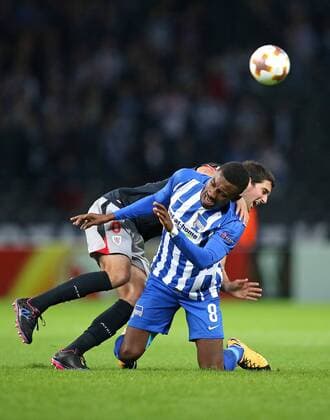 14.09.2017, Fussball UEFA Europa League 2017 2018, Gruppenphase, 1.Spieltag, Hertha BSC Berlin - Athletic Bilbao, im Olympiastadion Berlin. v.l. Mikel San Jose (Athletic Bilbao) gegen Salomon Kalou (Hertha BSC Berlin)
