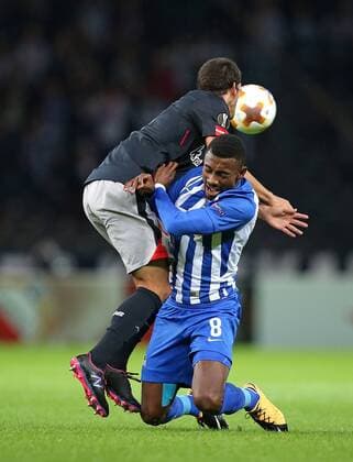 14.09.2017, Fussball UEFA Europa League 2017 2018, Gruppenphase, 1.Spieltag, Hertha BSC Berlin - Athletic Bilbao, im Olympiastadion Berlin. v.l. Mikel San Jose (Athletic Bilbao) gegen Salomon Kalou (Hertha BSC Berlin)