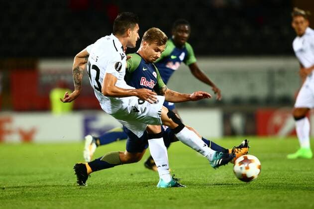 Fußball, EL, Vitoria Guimaraes - Red Bull Salzburg SOCCER - EL, Vitoria vs RBS GUIMARAES,PORTUGAL,14.SEP.17 - SOCCER - UEFA Europa League, group stage, Vitoria Guimaraes SC vs Red Bull Salzburg. Image shows Guillermo Celis (Vitoria) and Fredrik Gulbrandsen (RBS). GEPAxpictures xFelixxRoittner