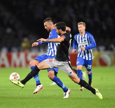 Fussball, Herren, Saison 2017 2018, UEFA Europa League (Gruppe J, 1. Spieltag), Hertha BSC - Athletic Bilbao, v. l. Vedad Ibisevic (Hertha BSC), Xabier Etxeita (Athletic Bilbao), Fabian Lustenberger (Hertha BSC), 14.09.2017, Copyright: xMichaelxHundtx xMatthiasxKochx