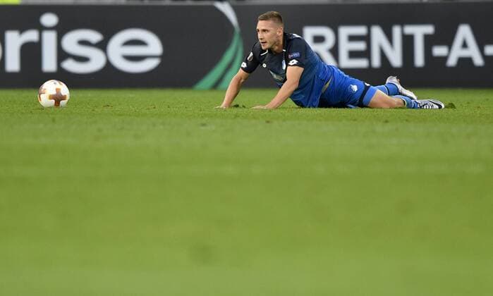 Pavel Kaderabek TSG 1899 Hoffenheim stolpert am Boden sieht Ball nach Bandenwerbung RISE TSG 1899 Hoffenheim vs Sporting SC Braga Europa League 14.09.2017 TSG 1899 Hoffenheim vs Sporting SC Braga