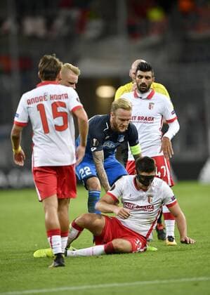 Kevin Vogt TSG 1899 Hoffenheim hilft Nikola Vukcevic Sporting Braga auf die Beine TSG 1899 Hoffenheim vs Sporting SC Braga Europa League 14.09.2017 TSG 1899 Hoffenheim vs Sporting SC Braga