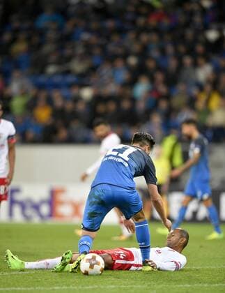 Raul Silva Sporting Braga und Benjamin Hübner TSG 1899 Hoffenheim geraten aneinander Stoß stoßen schubsen TSG 1899 Hoffenheim vs Sporting SC Braga Europa League 14.09.2017 TSG 1899 Hoffenheim vs Sporting SC Braga
