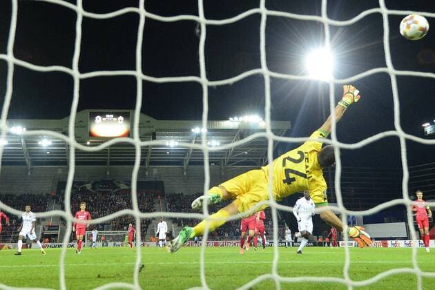 WAREGEM, BELGIUM - SEPTEMBER 14 : Alassane Plea forward of OGC Nice scores 1 - 0 during the UEFA Europa League, Group K stage match between SV Zulte Waregem and OGC Nice at the Regenboog stadium on September 14, 2017 in Waregem, Belgium, 14 09 2017 FOOTBALL : SV Zulte Waregem v OGC Nice : UEFA Europa League - 14 09 2017 PHOTONEWS PANORAMIC  775031117