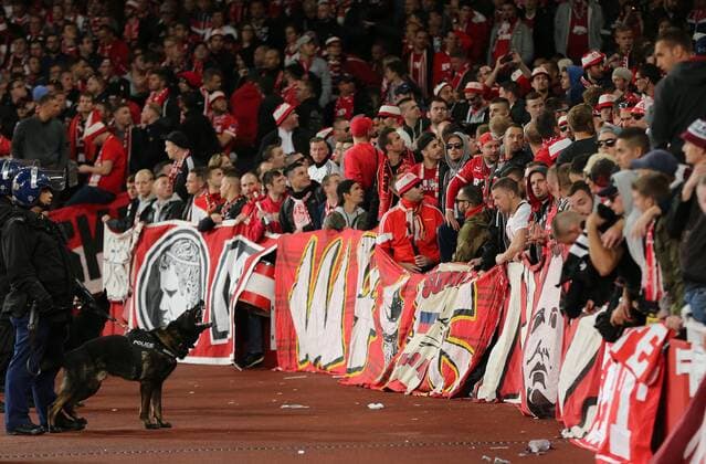 Bilder des Tages - SPORT 14th September 2017, Emirates Stadium, London, England; UEFA Europa League Group stage, Arsenal versus FC Cologne; FC Koln fans prepare for kick off with chanting, as Police dogs control  ActionPlus11930011